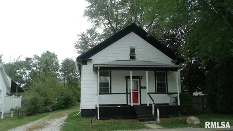 1314 E Wheeler St, Macomb, IL 61455 photo 2