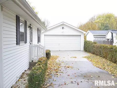 1009 S Chestnut St, Delavan, IL 61734 photo 2