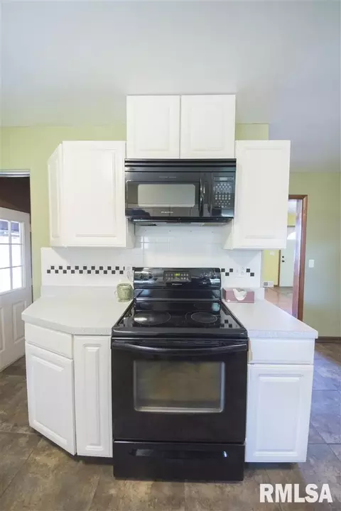 302 Devonshire, Washington, IL 61571 photo 4