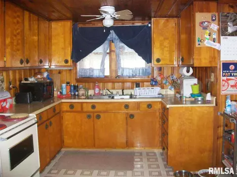 1052 E Pne, Canton, IL 61520 photo 6