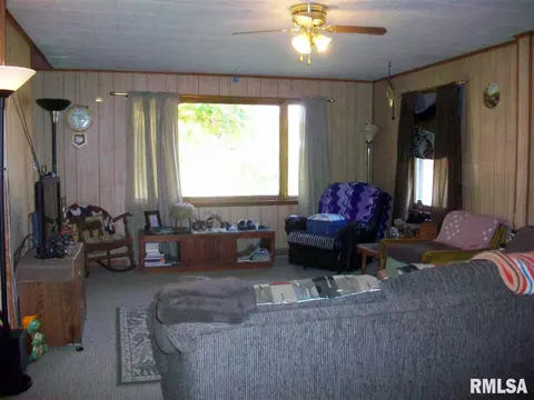 1052 E Pne, Canton, IL 61520 photo 12