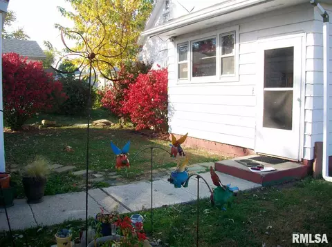 1052 E Pne, Canton, IL 61520 photo 3