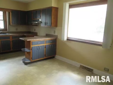 452 E 3rd St, El Paso, IL 61738 photo 8