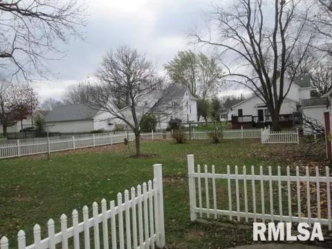 452 E 3rd St, El Paso, IL 61738 photo 4