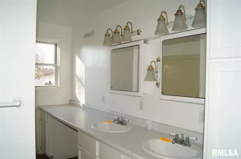 527 5th St, Saint David, IL 61563 photo 13