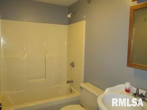 612 E Ash St, Canton, IL 61520 photo 7
