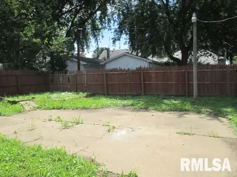 612 E Ash St, Canton, IL 61520 photo 2