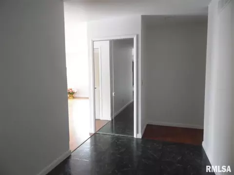 525 Meadow Dr, Macomb, IL 61455 photo 9