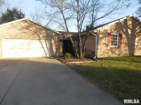 525 Meadow Dr, Macomb, IL 61455 photo 1