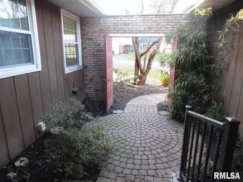 525 Meadow Dr, Macomb, IL 61455 photo 4