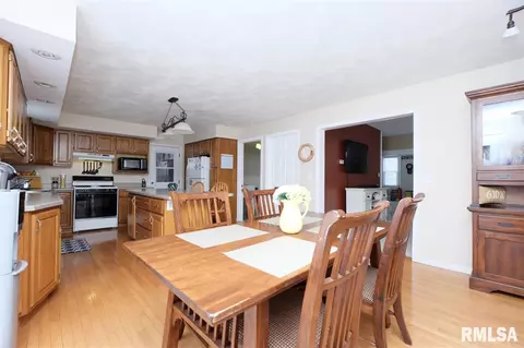 401 N Linn St, Benson, IL 61516 photo 5