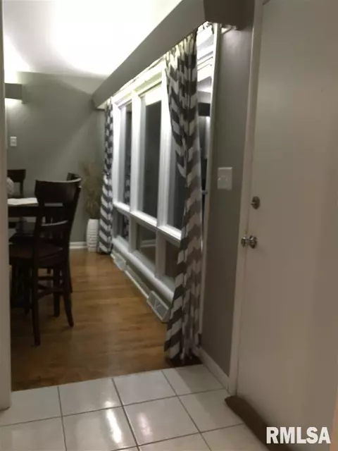 1324 Campusview Dr, Macomb, IL 61455 photo 2