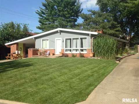 1324 Campusview Dr, Macomb, IL 61455 photo 1