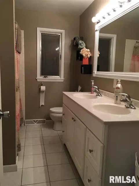 1324 Campusview Dr, Macomb, IL 61455 photo 19