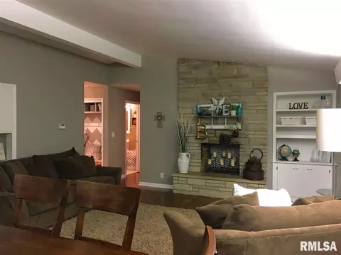 1324 Campusview Dr, Macomb, IL 61455 photo 6