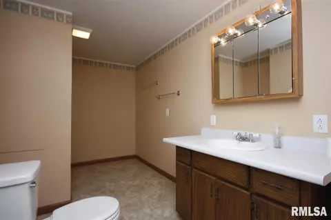 634 S 2nd Ave, Canton, IL 61520 photo 16
