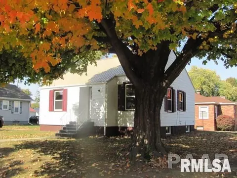 915 E Locust St, Canton, IL 61520 photo 5