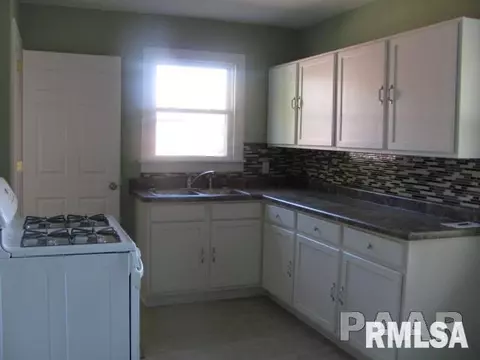 915 E Locust St, Canton, IL 61520 photo 17