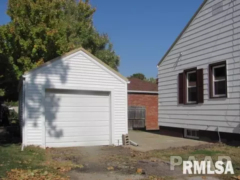 915 E Locust St, Canton, IL 61520 photo 7