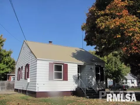 915 E Locust St, Canton, IL 61520 photo 2