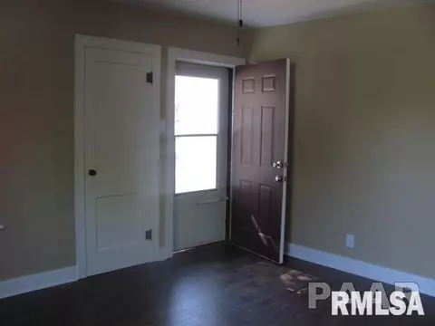 915 E Locust St, Canton, IL 61520 photo 9