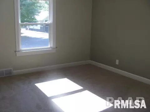 915 E Locust St, Canton, IL 61520 photo 10