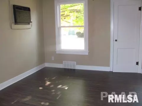 915 E Locust St, Canton, IL 61520 photo 8