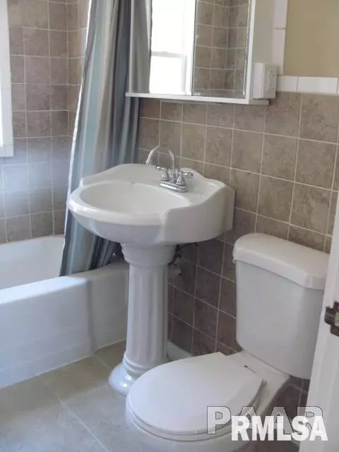915 E Locust St, Canton, IL 61520 photo 12