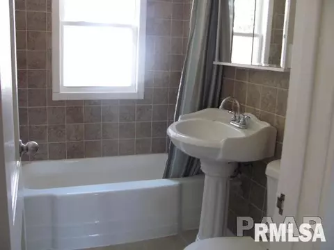 915 E Locust St, Canton, IL 61520 photo 11