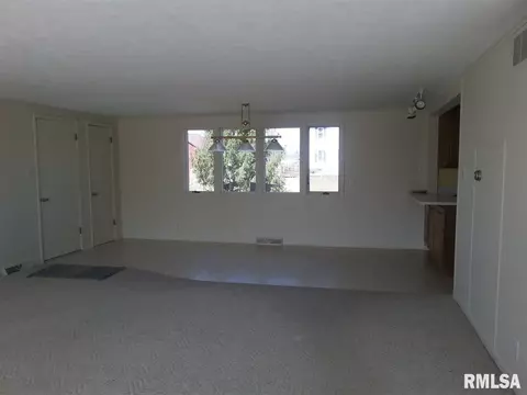 204 S Main St, Roanoke, IL 61561 photo 13