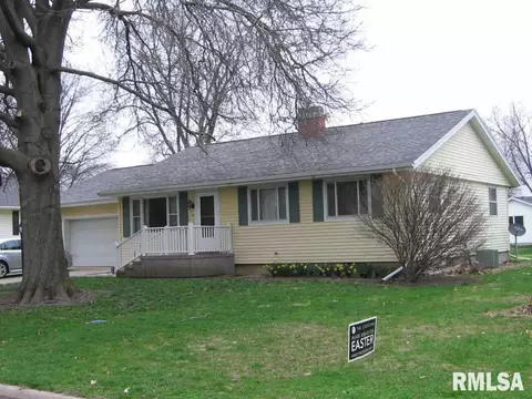 1114 Memorial Dr, Macomb, IL 61455 photo 2