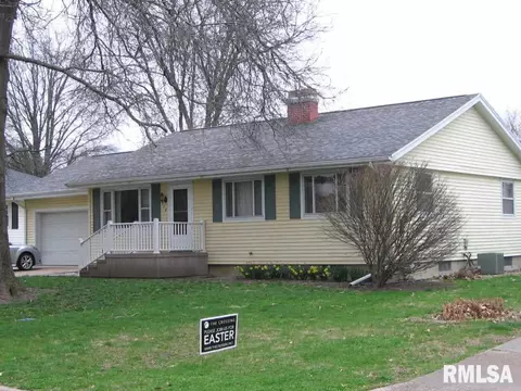 1114 Memorial Dr, Macomb, IL 61455 photo 1