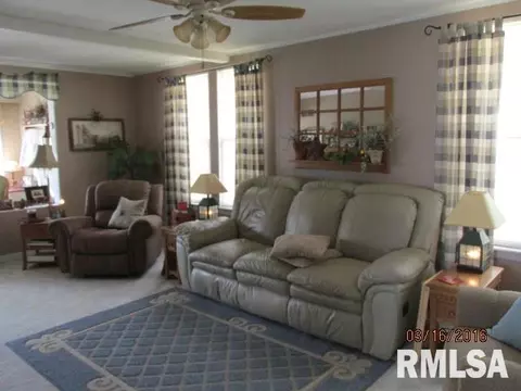 405 N Callender St, Eureka, IL 61530 photo 2