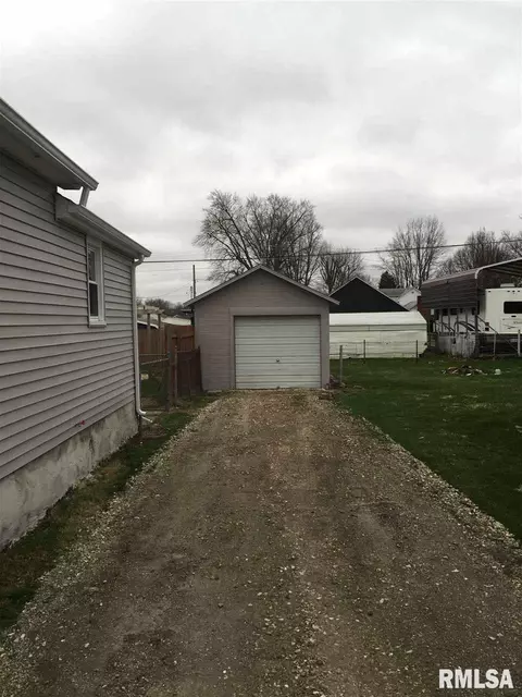 336 E Birch St, Canton, IL 61520 photo 3