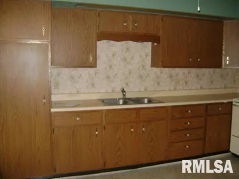 807 N Main Ave, Wyoming, IL 61491 photo 9
