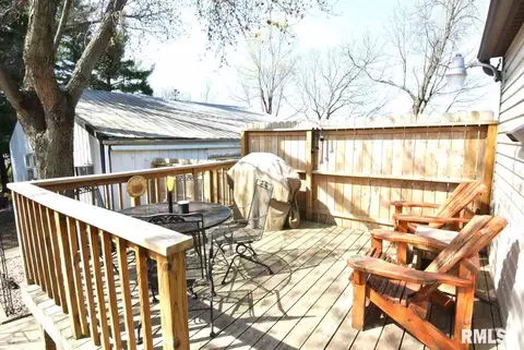 2000 Edgewater Dr, Pekin, IL 61554 photo 5