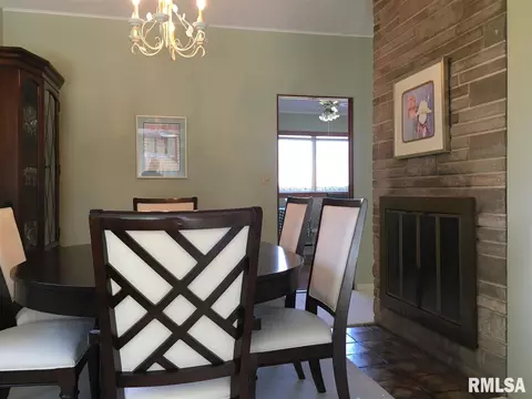 705 E Franklin St, Macomb, IL 61455 photo 8