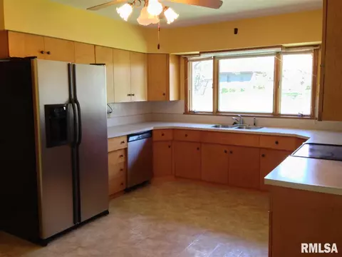 512 W Maple Dr, Eureka, IL 61530 photo 3