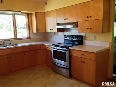 512 W Maple Dr, Eureka, IL 61530 photo 2