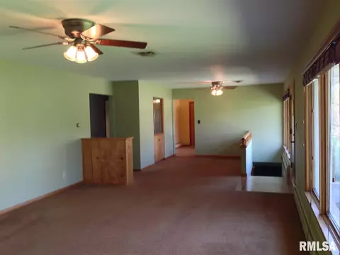 512 W Maple Dr, Eureka, IL 61530 photo 8