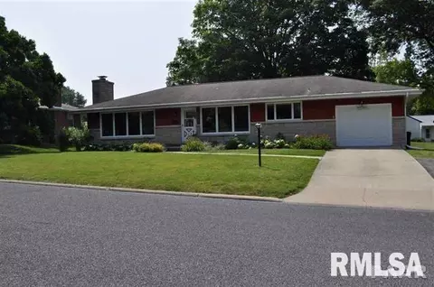 512 W Maple Dr, Eureka, IL 61530 photo 1