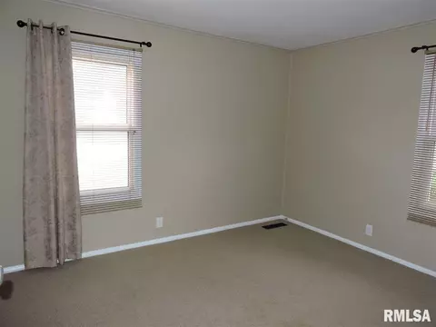 910 Memorial Dr, Macomb, IL 61455 photo 16