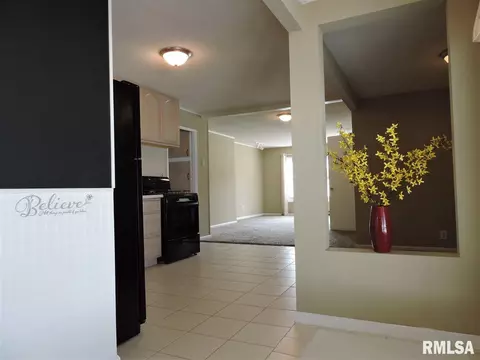 910 Memorial Dr, Macomb, IL 61455 photo 5