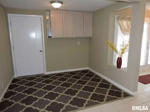 910 Memorial Dr, Macomb, IL 61455 photo 9