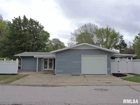 910 Memorial Dr, Macomb, IL 61455 photo 1
