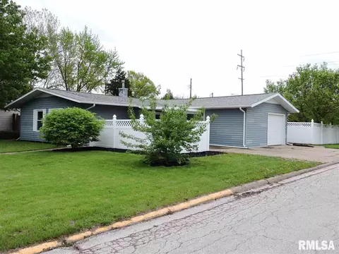 910 Memorial Dr, Macomb, IL 61455 photo 3