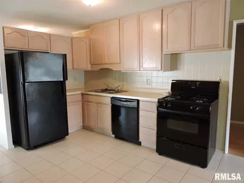 910 Memorial Dr, Macomb, IL 61455 photo 8