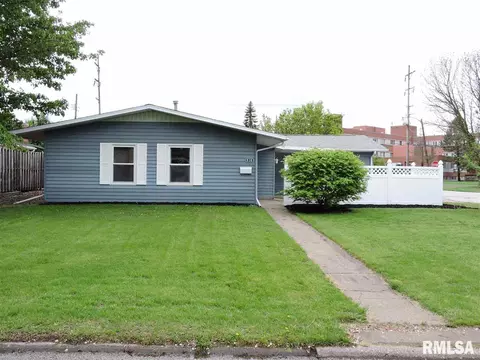 910 Memorial Dr, Macomb, IL 61455 photo 2