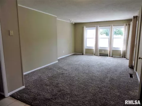 910 Memorial Dr, Macomb, IL 61455 photo 12