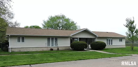 172 James Dr # C, Macomb, IL 61455 photo 2